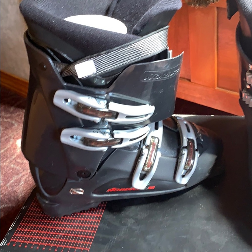 Men’s ski boots